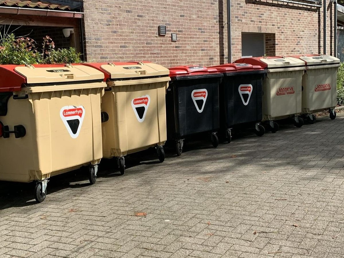 Rij grote bedrijfscontainers van Lammertyn na reiniging