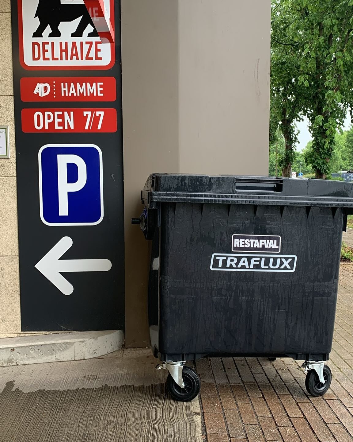 Delhaize parking met restafvalcontainer